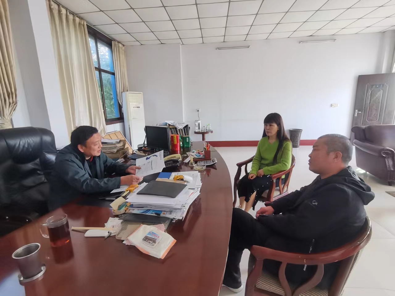 木欒司法所與公司對(duì)接，提供“點(diǎn)對(duì)點(diǎn)”、“訂單式”常態(tài)化司法精準(zhǔn)服務(wù)，助力企業(yè)發(fā)展。